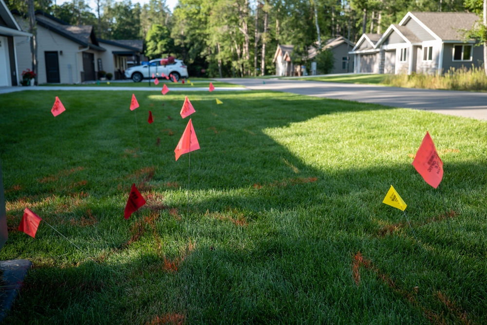 Warning,Flags,On,The,Green,Grass,Of,A,Residential,Lawn,